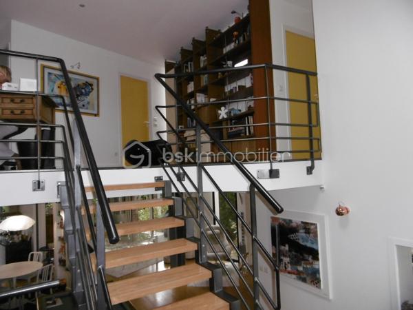 RARE, maison d'architecte individuelle résolument moderne avec volumes et grande luminosité, bâtie sur plus de 1000M2,  surface habitable de plus  225M2, avec une belle entrée cathédrale, desservant  au Rdc un espace de vie de plus de 95M2, comprenant une salle à manger, cuisine ouverte haut de gamme, salle de billard, et salon avec cheminée, complète le Rdc un espace parentale avec chambre, SDD, dressing, cellier, WC, on accède à l'étage par un très bel escalier desservant un palier faisant office de salle de jeux ou bureau, 4 grandes chambres, une Salle de bain avec baignoire et douche. l'extérieur composé de 3 terrasses, un garage 2 voitures, 2 carports et une piscine chauffée font de cette maison un lieu privilégié ou luminosité, calme, et originalité en font un atout important.