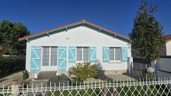 ENSEMBLE IMMOBILIER AVEC 3 MAISONS ET 1923 M2 DE TERRAIN A 700 M DE LA PLAGE