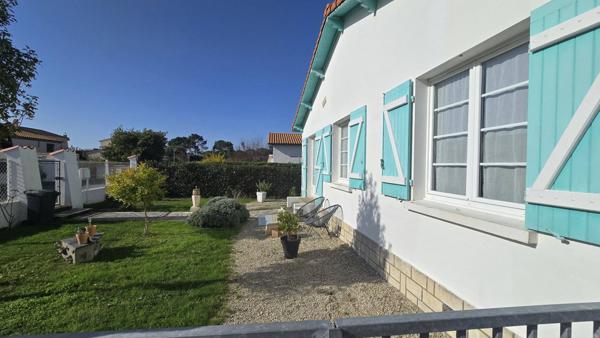 ENSEMBLE IMMOBILIER AVEC 3 MAISONS ET 1923 M2 DE TERRAIN A 700 M DE LA PLAGE