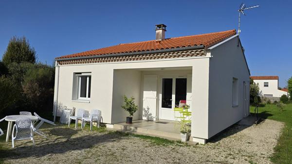 ENSEMBLE IMMOBILIER AVEC 3 MAISONS ET 1923 M2 DE TERRAIN A 700 M DE LA PLAGE