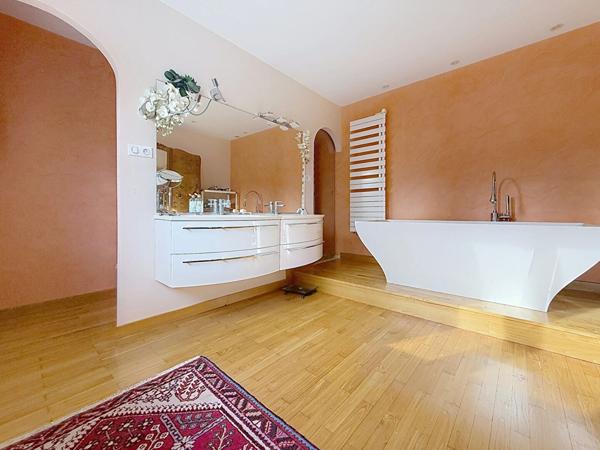 FONTLOZIER Maison atypique et charmante de 273 m² dont espace pro ou appartement indépendant