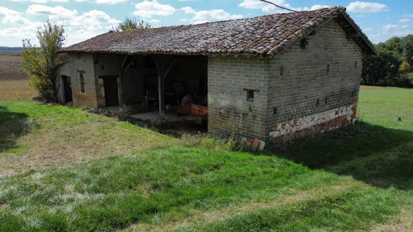 Mauvezin (32120) Ancien Corps de Ferme Gersois à Rénover – 130 m² Habitation + 550 m² Dépendances – Vue Pyrénées