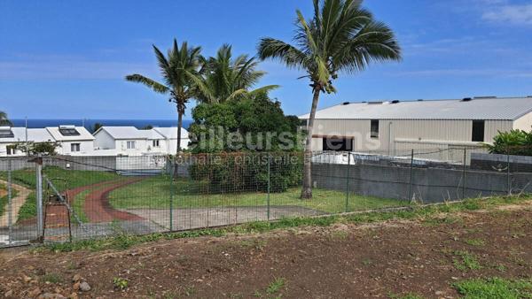 Terrain 635m² SAINT PIERRE destiné aux commerces ou bureaux dans zone industrielle
