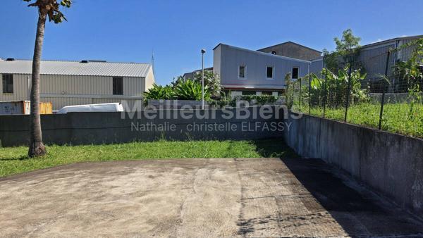 Terrain 635m² SAINT PIERRE destiné aux commerces ou bureaux dans zone industrielle