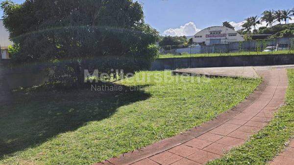 Terrain 635m² SAINT PIERRE destiné aux commerces ou bureaux dans zone industrielle