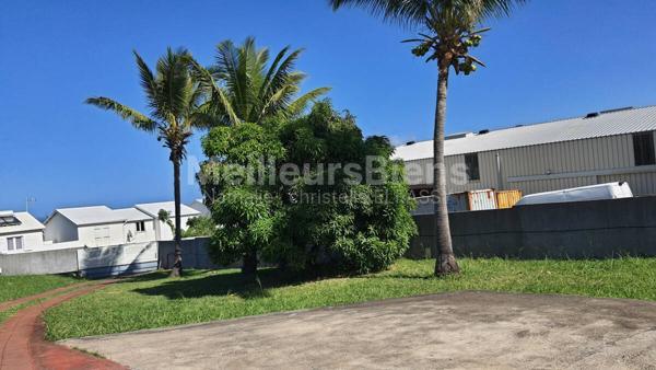 Terrain 635m² SAINT PIERRE destiné aux commerces ou bureaux dans zone industrielle