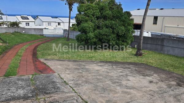 Terrain 635m² SAINT PIERRE destiné aux commerces ou bureaux dans zone industrielle