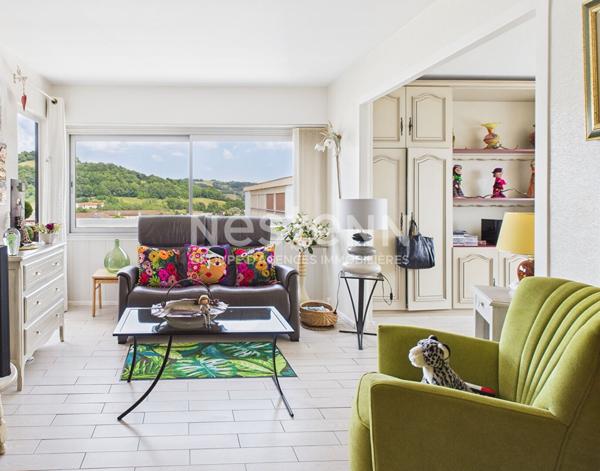 A vendre à Aurillac, dans une copropriété sécurisée de 32 lots, appartement de type 4 d'une surface de 91 m², avec loggia, cave et garage.