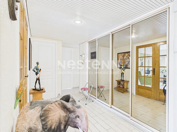 A vendre à Aurillac, dans une copropriété sécurisée de 32 lots, appartement de type 4 d'une surface de 91 m², avec loggia, cave et garage.
