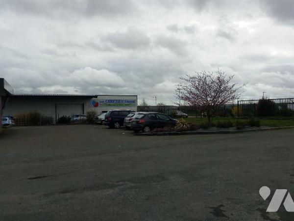 VILLAINES-LA-JUHEL (53), bâtiment en structure métallique, à usage professionnel, de plain-pied...