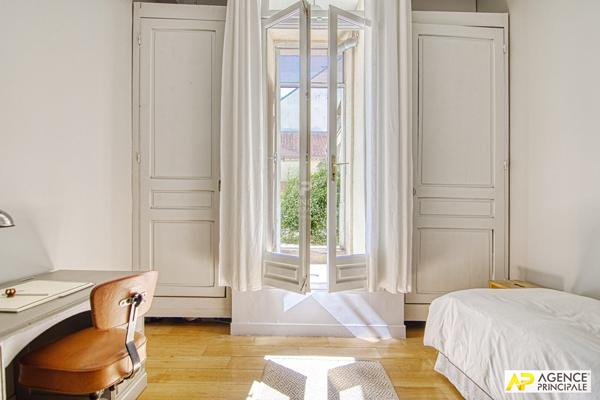 Versailles Saint-Louis Appartement 5 pièces 114 m² au sol (105 m² carrez) €1 150 000 ** - Référence 25560
