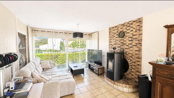 🫶 Coup de cœur 🫶

🌳Idéalement situé à Bogny-sur-Meuse, en plein cœur de la vallée et de nos belles forets ardennaise, découvrez ce superbe pavillon dont la somme totale de la rénovation dépasse les 60 000 euros ! 🌳

♦️Au rez de chaussé :

. Entrée
. Cuisine équipée
. Séjour donnant sur la terrasse
. Salle de bain
. Wc
. 3 chambres

♦️A l'étage :

. 3 chambres
. Une salle de douche

♦️En rez de jardin :

. Un vaste sous sol/garage

👉🏿 Travaux effectués / factures en atteste :

. Changement fenêtres, portes, volets roulants, porte garage motorisée ( 15 000 euros ) 
. Isolation par l'extérieur , sous sol et rampants ( 20 000 euros )
. Chauffe eau thermodynamique ( 2300 euros ) 
. Chaudière a pellets ( 11 500 euros )
. VMC simple flux ( 1800 euros )
. Poêle a pellets ( 5300 euros ) 

👉🏿 Un pavillon qui nécessite néanmoins une touche de rafraichissement pour un cocon à votre image