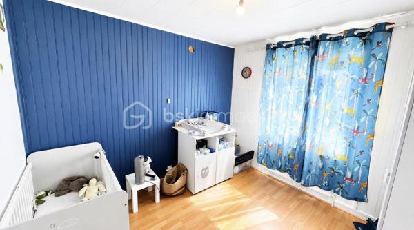 🫶 Coup de cœur 🫶

🌳Idéalement situé à Bogny-sur-Meuse, en plein cœur de la vallée et de nos belles forets ardennaise, découvrez ce superbe pavillon dont la somme totale de la rénovation dépasse les 60 000 euros ! 🌳

♦️Au rez de chaussé :

. Entrée
. Cuisine équipée
. Séjour donnant sur la terrasse
. Salle de bain
. Wc
. 3 chambres

♦️A l'étage :

. 3 chambres
. Une salle de douche

♦️En rez de jardin :

. Un vaste sous sol/garage

👉🏿 Travaux effectués / factures en atteste :

. Changement fenêtres, portes, volets roulants, porte garage motorisée ( 15 000 euros ) 
. Isolation par l'extérieur , sous sol et rampants ( 20 000 euros )
. Chauffe eau thermodynamique ( 2300 euros ) 
. Chaudière a pellets ( 11 500 euros )
. VMC simple flux ( 1800 euros )
. Poêle a pellets ( 5300 euros ) 

👉🏿 Un pavillon qui nécessite néanmoins une touche de rafraichissement pour un cocon à votre image