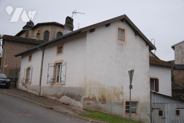 Maison à rénover indépend sur 3 nvx de 3 p., cuisine, douche, grenier, remise, jardin séparé, c/c HS