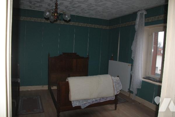 Maison à rénover indépend sur 3 nvx de 3 p., cuisine, douche, grenier, remise, jardin séparé, c/c HS