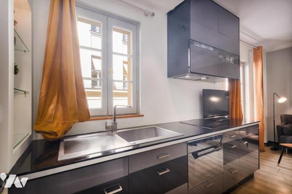 PARIS 8ᵉ – RUE ROYALE – STUDIO DE PRESTIGE AVEC CAVE – ADRESSE D’EXCEPTION