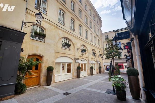 PARIS 8ᵉ – RUE ROYALE – STUDIO DE PRESTIGE AVEC CAVE – ADRESSE D’EXCEPTION