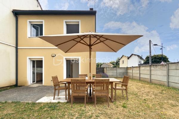 📍 Dammarie-les-Lys – Quartier résidentiel des Montenailles
Et si votre prochain coup de cœur se trouvait dans une impasse paisible, à quelques minutes seulement de Melun et de toutes les commodités ?
Découvrez cette agréable maison familiale construite en 2010, parfaitement entretenue, offrant 82,61 m² habitables (84,95 m² au sol) et bénéficiant d'un environnement agréable particulièrement recherché. 
Dès l'entrée, vous serez séduits par une pièce de vie chaleureuse et lumineuse, ouverte sur un jardin privatif exposé Ouest, idéal pour profiter des longues soirées d'été en famille ou entre amis.
La maison propose :
✅ Un séjour convivial et lumineux
✅ Une salle à manger indépendante
✅ Une cuisine fonctionnelle
✅ 3 chambres à l'étage
✅ Une salle de bains
✅ Un espace bureau pratique pour le télétravail
✅ Un jardin privatif orienté Ouest
✅ Un grand box privatif accolé à la maison
Côté confort, cette maison coche de nombreuses cases recherchées :
☀️ 10 panneaux photovoltaïques installés en toiture permettant de réduire la facture énergétique. 
⚡ Installation électrique sans aucune anomalie relevée lors du diagnostic. 
🌿 Construction récente (2010) avec VMC hygroréglable, double vitrage et logement traversant favorisant une ventilation naturelle de qualité. 
💰 Coût énergétique maîtrisé !!
Le quartier des Montenailles séduit par son environnement résidentiel calme tout en restant proche :
• des écoles et commerces du centre-ville
• de la gare de Melun permettant de rejoindre Paris en 25 Minutes
• des grands axes routiers
• des bords de Seine et des espaces naturels appréciés pour les promenades
La maison est intégrée dans une ASL (Association Syndicale Libre), garantissant l'entretien harmonieux des espaces communs tout en conservant l'esprit "maison individuelle" particulièrement apprécié des acquéreurs.
Une maison clé en main où il ne reste plus qu'à poser vos valises.
📞 Une visite s'impose !
