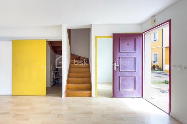 📍 Dammarie-les-Lys – Quartier résidentiel des Montenailles
Et si votre prochain coup de cœur se trouvait dans une impasse paisible, à quelques minutes seulement de Melun et de toutes les commodités ?
Découvrez cette agréable maison familiale construite en 2010, parfaitement entretenue, offrant 82,61 m² habitables (84,95 m² au sol) et bénéficiant d'un environnement agréable particulièrement recherché. 
Dès l'entrée, vous serez séduits par une pièce de vie chaleureuse et lumineuse, ouverte sur un jardin privatif exposé Ouest, idéal pour profiter des longues soirées d'été en famille ou entre amis.
La maison propose :
✅ Un séjour convivial et lumineux
✅ Une salle à manger indépendante
✅ Une cuisine fonctionnelle
✅ 3 chambres à l'étage
✅ Une salle de bains
✅ Un espace bureau pratique pour le télétravail
✅ Un jardin privatif orienté Ouest
✅ Un grand box privatif accolé à la maison
Côté confort, cette maison coche de nombreuses cases recherchées :
☀️ 10 panneaux photovoltaïques installés en toiture permettant de réduire la facture énergétique. 
⚡ Installation électrique sans aucune anomalie relevée lors du diagnostic. 
🌿 Construction récente (2010) avec VMC hygroréglable, double vitrage et logement traversant favorisant une ventilation naturelle de qualité. 
💰 Coût énergétique maîtrisé !!
Le quartier des Montenailles séduit par son environnement résidentiel calme tout en restant proche :
• des écoles et commerces du centre-ville
• de la gare de Melun permettant de rejoindre Paris en 25 Minutes
• des grands axes routiers
• des bords de Seine et des espaces naturels appréciés pour les promenades
La maison est intégrée dans une ASL (Association Syndicale Libre), garantissant l'entretien harmonieux des espaces communs tout en conservant l'esprit "maison individuelle" particulièrement apprécié des acquéreurs.
Une maison clé en main où il ne reste plus qu'à poser vos valises.
📞 Une visite s'impose !