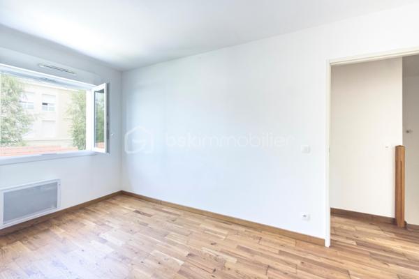 📍 Dammarie-les-Lys – Quartier résidentiel des Montenailles
Et si votre prochain coup de cœur se trouvait dans une impasse paisible, à quelques minutes seulement de Melun et de toutes les commodités ?
Découvrez cette agréable maison familiale construite en 2010, parfaitement entretenue, offrant 82,61 m² habitables (84,95 m² au sol) et bénéficiant d'un environnement agréable particulièrement recherché. 
Dès l'entrée, vous serez séduits par une pièce de vie chaleureuse et lumineuse, ouverte sur un jardin privatif exposé Ouest, idéal pour profiter des longues soirées d'été en famille ou entre amis.
La maison propose :
✅ Un séjour convivial et lumineux
✅ Une salle à manger indépendante
✅ Une cuisine fonctionnelle
✅ 3 chambres à l'étage
✅ Une salle de bains
✅ Un espace bureau pratique pour le télétravail
✅ Un jardin privatif orienté Ouest
✅ Un grand box privatif accolé à la maison
Côté confort, cette maison coche de nombreuses cases recherchées :
☀️ 10 panneaux photovoltaïques installés en toiture permettant de réduire la facture énergétique. 
⚡ Installation électrique sans aucune anomalie relevée lors du diagnostic. 
🌿 Construction récente (2010) avec VMC hygroréglable, double vitrage et logement traversant favorisant une ventilation naturelle de qualité. 
💰 Coût énergétique maîtrisé !!
Le quartier des Montenailles séduit par son environnement résidentiel calme tout en restant proche :
• des écoles et commerces du centre-ville
• de la gare de Melun permettant de rejoindre Paris en 25 Minutes
• des grands axes routiers
• des bords de Seine et des espaces naturels appréciés pour les promenades
La maison est intégrée dans une ASL (Association Syndicale Libre), garantissant l'entretien harmonieux des espaces communs tout en conservant l'esprit "maison individuelle" particulièrement apprécié des acquéreurs.
Une maison clé en main où il ne reste plus qu'à poser vos valises.
📞 Une visite s'impose !