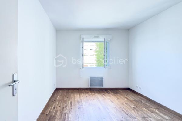 📍 Dammarie-les-Lys – Quartier résidentiel des Montenailles
Et si votre prochain coup de cœur se trouvait dans une impasse paisible, à quelques minutes seulement de Melun et de toutes les commodités ?
Découvrez cette agréable maison familiale construite en 2010, parfaitement entretenue, offrant 82,61 m² habitables (84,95 m² au sol) et bénéficiant d'un environnement agréable particulièrement recherché. 
Dès l'entrée, vous serez séduits par une pièce de vie chaleureuse et lumineuse, ouverte sur un jardin privatif exposé Ouest, idéal pour profiter des longues soirées d'été en famille ou entre amis.
La maison propose :
✅ Un séjour convivial et lumineux
✅ Une salle à manger indépendante
✅ Une cuisine fonctionnelle
✅ 3 chambres à l'étage
✅ Une salle de bains
✅ Un espace bureau pratique pour le télétravail
✅ Un jardin privatif orienté Ouest
✅ Un grand box privatif accolé à la maison
Côté confort, cette maison coche de nombreuses cases recherchées :
☀️ 10 panneaux photovoltaïques installés en toiture permettant de réduire la facture énergétique. 
⚡ Installation électrique sans aucune anomalie relevée lors du diagnostic. 
🌿 Construction récente (2010) avec VMC hygroréglable, double vitrage et logement traversant favorisant une ventilation naturelle de qualité. 
💰 Coût énergétique maîtrisé !!
Le quartier des Montenailles séduit par son environnement résidentiel calme tout en restant proche :
• des écoles et commerces du centre-ville
• de la gare de Melun permettant de rejoindre Paris en 25 Minutes
• des grands axes routiers
• des bords de Seine et des espaces naturels appréciés pour les promenades
La maison est intégrée dans une ASL (Association Syndicale Libre), garantissant l'entretien harmonieux des espaces communs tout en conservant l'esprit "maison individuelle" particulièrement apprécié des acquéreurs.
Une maison clé en main où il ne reste plus qu'à poser vos valises.
📞 Une visite s'impose !