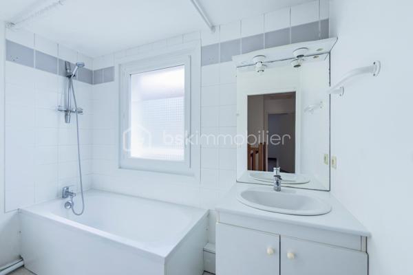 📍 Dammarie-les-Lys – Quartier résidentiel des Montenailles
Et si votre prochain coup de cœur se trouvait dans une impasse paisible, à quelques minutes seulement de Melun et de toutes les commodités ?
Découvrez cette agréable maison familiale construite en 2010, parfaitement entretenue, offrant 82,61 m² habitables (84,95 m² au sol) et bénéficiant d'un environnement agréable particulièrement recherché. 
Dès l'entrée, vous serez séduits par une pièce de vie chaleureuse et lumineuse, ouverte sur un jardin privatif exposé Ouest, idéal pour profiter des longues soirées d'été en famille ou entre amis.
La maison propose :
✅ Un séjour convivial et lumineux
✅ Une salle à manger indépendante
✅ Une cuisine fonctionnelle
✅ 3 chambres à l'étage
✅ Une salle de bains
✅ Un espace bureau pratique pour le télétravail
✅ Un jardin privatif orienté Ouest
✅ Un grand box privatif accolé à la maison
Côté confort, cette maison coche de nombreuses cases recherchées :
☀️ 10 panneaux photovoltaïques installés en toiture permettant de réduire la facture énergétique. 
⚡ Installation électrique sans aucune anomalie relevée lors du diagnostic. 
🌿 Construction récente (2010) avec VMC hygroréglable, double vitrage et logement traversant favorisant une ventilation naturelle de qualité. 
💰 Coût énergétique maîtrisé !!
Le quartier des Montenailles séduit par son environnement résidentiel calme tout en restant proche :
• des écoles et commerces du centre-ville
• de la gare de Melun permettant de rejoindre Paris en 25 Minutes
• des grands axes routiers
• des bords de Seine et des espaces naturels appréciés pour les promenades
La maison est intégrée dans une ASL (Association Syndicale Libre), garantissant l'entretien harmonieux des espaces communs tout en conservant l'esprit "maison individuelle" particulièrement apprécié des acquéreurs.
Une maison clé en main où il ne reste plus qu'à poser vos valises.
📞 Une visite s'impose !