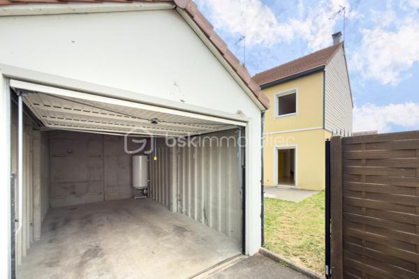 📍 Dammarie-les-Lys – Quartier résidentiel des Montenailles
Et si votre prochain coup de cœur se trouvait dans une impasse paisible, à quelques minutes seulement de Melun et de toutes les commodités ?
Découvrez cette agréable maison familiale construite en 2010, parfaitement entretenue, offrant 82,61 m² habitables (84,95 m² au sol) et bénéficiant d'un environnement agréable particulièrement recherché. 
Dès l'entrée, vous serez séduits par une pièce de vie chaleureuse et lumineuse, ouverte sur un jardin privatif exposé Ouest, idéal pour profiter des longues soirées d'été en famille ou entre amis.
La maison propose :
✅ Un séjour convivial et lumineux
✅ Une salle à manger indépendante
✅ Une cuisine fonctionnelle
✅ 3 chambres à l'étage
✅ Une salle de bains
✅ Un espace bureau pratique pour le télétravail
✅ Un jardin privatif orienté Ouest
✅ Un grand box privatif accolé à la maison
Côté confort, cette maison coche de nombreuses cases recherchées :
☀️ 10 panneaux photovoltaïques installés en toiture permettant de réduire la facture énergétique. 
⚡ Installation électrique sans aucune anomalie relevée lors du diagnostic. 
🌿 Construction récente (2010) avec VMC hygroréglable, double vitrage et logement traversant favorisant une ventilation naturelle de qualité. 
💰 Coût énergétique maîtrisé !!
Le quartier des Montenailles séduit par son environnement résidentiel calme tout en restant proche :
• des écoles et commerces du centre-ville
• de la gare de Melun permettant de rejoindre Paris en 25 Minutes
• des grands axes routiers
• des bords de Seine et des espaces naturels appréciés pour les promenades
La maison est intégrée dans une ASL (Association Syndicale Libre), garantissant l'entretien harmonieux des espaces communs tout en conservant l'esprit "maison individuelle" particulièrement apprécié des acquéreurs.
Une maison clé en main où il ne reste plus qu'à poser vos valises.
📞 Une visite s'impose !