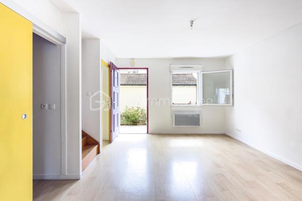 📍 Dammarie-les-Lys – Quartier résidentiel des Montenailles
Et si votre prochain coup de cœur se trouvait dans une impasse paisible, à quelques minutes seulement de Melun et de toutes les commodités ?
Découvrez cette agréable maison familiale construite en 2010, parfaitement entretenue, offrant 82,61 m² habitables (84,95 m² au sol) et bénéficiant d'un environnement agréable particulièrement recherché. 
Dès l'entrée, vous serez séduits par une pièce de vie chaleureuse et lumineuse, ouverte sur un jardin privatif exposé Ouest, idéal pour profiter des longues soirées d'été en famille ou entre amis.
La maison propose :
✅ Un séjour convivial et lumineux
✅ Une salle à manger indépendante
✅ Une cuisine fonctionnelle
✅ 3 chambres à l'étage
✅ Une salle de bains
✅ Un espace bureau pratique pour le télétravail
✅ Un jardin privatif orienté Ouest
✅ Un grand box privatif accolé à la maison
Côté confort, cette maison coche de nombreuses cases recherchées :
☀️ 10 panneaux photovoltaïques installés en toiture permettant de réduire la facture énergétique. 
⚡ Installation électrique sans aucune anomalie relevée lors du diagnostic. 
🌿 Construction récente (2010) avec VMC hygroréglable, double vitrage et logement traversant favorisant une ventilation naturelle de qualité. 
💰 Coût énergétique maîtrisé !!
Le quartier des Montenailles séduit par son environnement résidentiel calme tout en restant proche :
• des écoles et commerces du centre-ville
• de la gare de Melun permettant de rejoindre Paris en 25 Minutes
• des grands axes routiers
• des bords de Seine et des espaces naturels appréciés pour les promenades
La maison est intégrée dans une ASL (Association Syndicale Libre), garantissant l'entretien harmonieux des espaces communs tout en conservant l'esprit "maison individuelle" particulièrement apprécié des acquéreurs.
Une maison clé en main où il ne reste plus qu'à poser vos valises.
📞 Une visite s'impose !