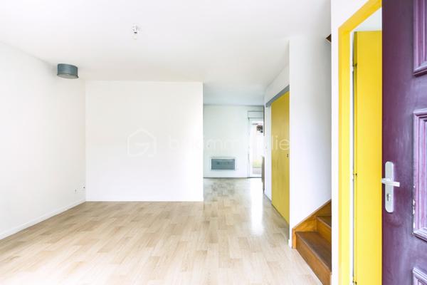 📍 Dammarie-les-Lys – Quartier résidentiel des Montenailles
Et si votre prochain coup de cœur se trouvait dans une impasse paisible, à quelques minutes seulement de Melun et de toutes les commodités ?
Découvrez cette agréable maison familiale construite en 2010, parfaitement entretenue, offrant 82,61 m² habitables (84,95 m² au sol) et bénéficiant d'un environnement agréable particulièrement recherché. 
Dès l'entrée, vous serez séduits par une pièce de vie chaleureuse et lumineuse, ouverte sur un jardin privatif exposé Ouest, idéal pour profiter des longues soirées d'été en famille ou entre amis.
La maison propose :
✅ Un séjour convivial et lumineux
✅ Une salle à manger indépendante
✅ Une cuisine fonctionnelle
✅ 3 chambres à l'étage
✅ Une salle de bains
✅ Un espace bureau pratique pour le télétravail
✅ Un jardin privatif orienté Ouest
✅ Un grand box privatif accolé à la maison
Côté confort, cette maison coche de nombreuses cases recherchées :
☀️ 10 panneaux photovoltaïques installés en toiture permettant de réduire la facture énergétique. 
⚡ Installation électrique sans aucune anomalie relevée lors du diagnostic. 
🌿 Construction récente (2010) avec VMC hygroréglable, double vitrage et logement traversant favorisant une ventilation naturelle de qualité. 
💰 Coût énergétique maîtrisé !!
Le quartier des Montenailles séduit par son environnement résidentiel calme tout en restant proche :
• des écoles et commerces du centre-ville
• de la gare de Melun permettant de rejoindre Paris en 25 Minutes
• des grands axes routiers
• des bords de Seine et des espaces naturels appréciés pour les promenades
La maison est intégrée dans une ASL (Association Syndicale Libre), garantissant l'entretien harmonieux des espaces communs tout en conservant l'esprit "maison individuelle" particulièrement apprécié des acquéreurs.
Une maison clé en main où il ne reste plus qu'à poser vos valises.
📞 Une visite s'impose !