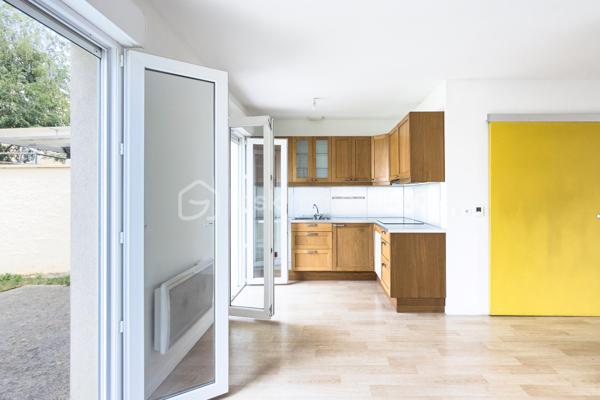 📍 Dammarie-les-Lys – Quartier résidentiel des Montenailles
Et si votre prochain coup de cœur se trouvait dans une impasse paisible, à quelques minutes seulement de Melun et de toutes les commodités ?
Découvrez cette agréable maison familiale construite en 2010, parfaitement entretenue, offrant 82,61 m² habitables (84,95 m² au sol) et bénéficiant d'un environnement agréable particulièrement recherché. 
Dès l'entrée, vous serez séduits par une pièce de vie chaleureuse et lumineuse, ouverte sur un jardin privatif exposé Ouest, idéal pour profiter des longues soirées d'été en famille ou entre amis.
La maison propose :
✅ Un séjour convivial et lumineux
✅ Une salle à manger indépendante
✅ Une cuisine fonctionnelle
✅ 3 chambres à l'étage
✅ Une salle de bains
✅ Un espace bureau pratique pour le télétravail
✅ Un jardin privatif orienté Ouest
✅ Un grand box privatif accolé à la maison
Côté confort, cette maison coche de nombreuses cases recherchées :
☀️ 10 panneaux photovoltaïques installés en toiture permettant de réduire la facture énergétique. 
⚡ Installation électrique sans aucune anomalie relevée lors du diagnostic. 
🌿 Construction récente (2010) avec VMC hygroréglable, double vitrage et logement traversant favorisant une ventilation naturelle de qualité. 
💰 Coût énergétique maîtrisé !!
Le quartier des Montenailles séduit par son environnement résidentiel calme tout en restant proche :
• des écoles et commerces du centre-ville
• de la gare de Melun permettant de rejoindre Paris en 25 Minutes
• des grands axes routiers
• des bords de Seine et des espaces naturels appréciés pour les promenades
La maison est intégrée dans une ASL (Association Syndicale Libre), garantissant l'entretien harmonieux des espaces communs tout en conservant l'esprit "maison individuelle" particulièrement apprécié des acquéreurs.
Une maison clé en main où il ne reste plus qu'à poser vos valises.
📞 Une visite s'impose !