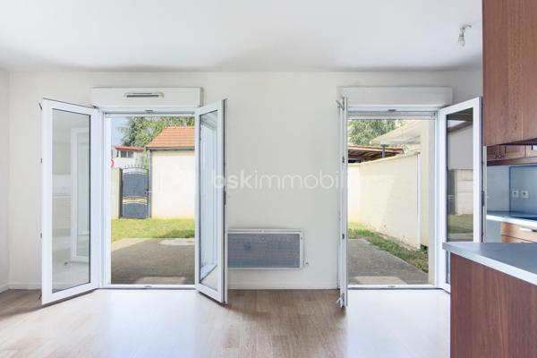 📍 Dammarie-les-Lys – Quartier résidentiel des Montenailles
Et si votre prochain coup de cœur se trouvait dans une impasse paisible, à quelques minutes seulement de Melun et de toutes les commodités ?
Découvrez cette agréable maison familiale construite en 2010, parfaitement entretenue, offrant 82,61 m² habitables (84,95 m² au sol) et bénéficiant d'un environnement agréable particulièrement recherché. 
Dès l'entrée, vous serez séduits par une pièce de vie chaleureuse et lumineuse, ouverte sur un jardin privatif exposé Ouest, idéal pour profiter des longues soirées d'été en famille ou entre amis.
La maison propose :
✅ Un séjour convivial et lumineux
✅ Une salle à manger indépendante
✅ Une cuisine fonctionnelle
✅ 3 chambres à l'étage
✅ Une salle de bains
✅ Un espace bureau pratique pour le télétravail
✅ Un jardin privatif orienté Ouest
✅ Un grand box privatif accolé à la maison
Côté confort, cette maison coche de nombreuses cases recherchées :
☀️ 10 panneaux photovoltaïques installés en toiture permettant de réduire la facture énergétique. 
⚡ Installation électrique sans aucune anomalie relevée lors du diagnostic. 
🌿 Construction récente (2010) avec VMC hygroréglable, double vitrage et logement traversant favorisant une ventilation naturelle de qualité. 
💰 Coût énergétique maîtrisé !!
Le quartier des Montenailles séduit par son environnement résidentiel calme tout en restant proche :
• des écoles et commerces du centre-ville
• de la gare de Melun permettant de rejoindre Paris en 25 Minutes
• des grands axes routiers
• des bords de Seine et des espaces naturels appréciés pour les promenades
La maison est intégrée dans une ASL (Association Syndicale Libre), garantissant l'entretien harmonieux des espaces communs tout en conservant l'esprit "maison individuelle" particulièrement apprécié des acquéreurs.
Une maison clé en main où il ne reste plus qu'à poser vos valises.
📞 Une visite s'impose !