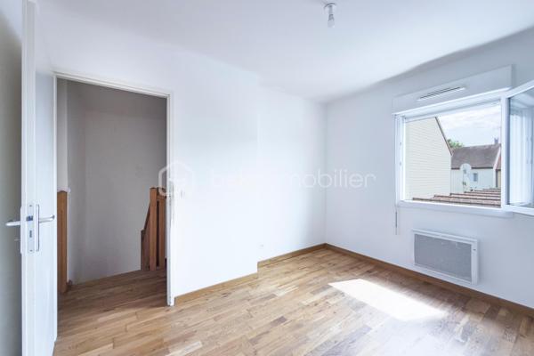 📍 Dammarie-les-Lys – Quartier résidentiel des Montenailles
Et si votre prochain coup de cœur se trouvait dans une impasse paisible, à quelques minutes seulement de Melun et de toutes les commodités ?
Découvrez cette agréable maison familiale construite en 2010, parfaitement entretenue, offrant 82,61 m² habitables (84,95 m² au sol) et bénéficiant d'un environnement agréable particulièrement recherché. 
Dès l'entrée, vous serez séduits par une pièce de vie chaleureuse et lumineuse, ouverte sur un jardin privatif exposé Ouest, idéal pour profiter des longues soirées d'été en famille ou entre amis.
La maison propose :
✅ Un séjour convivial et lumineux
✅ Une salle à manger indépendante
✅ Une cuisine fonctionnelle
✅ 3 chambres à l'étage
✅ Une salle de bains
✅ Un espace bureau pratique pour le télétravail
✅ Un jardin privatif orienté Ouest
✅ Un grand box privatif accolé à la maison
Côté confort, cette maison coche de nombreuses cases recherchées :
☀️ 10 panneaux photovoltaïques installés en toiture permettant de réduire la facture énergétique. 
⚡ Installation électrique sans aucune anomalie relevée lors du diagnostic. 
🌿 Construction récente (2010) avec VMC hygroréglable, double vitrage et logement traversant favorisant une ventilation naturelle de qualité. 
💰 Coût énergétique maîtrisé !!
Le quartier des Montenailles séduit par son environnement résidentiel calme tout en restant proche :
• des écoles et commerces du centre-ville
• de la gare de Melun permettant de rejoindre Paris en 25 Minutes
• des grands axes routiers
• des bords de Seine et des espaces naturels appréciés pour les promenades
La maison est intégrée dans une ASL (Association Syndicale Libre), garantissant l'entretien harmonieux des espaces communs tout en conservant l'esprit "maison individuelle" particulièrement apprécié des acquéreurs.
Une maison clé en main où il ne reste plus qu'à poser vos valises.
📞 Une visite s'impose !