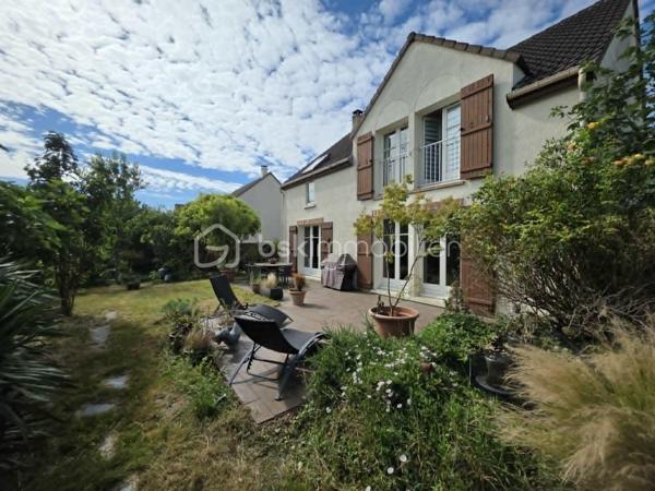 Située dans un environnement calme et recherché, à proximité des bords de Marne, du centre-ville et du collège, cette belle maison individuelle de 145,62 m² vous séduira par ses volumes généreux et son absence totale de vis-à-vis.

Au rez-de-chaussée, vous découvrirez une entrée, une cuisine ouverte sur un vaste double séjour lumineux de 47 m², ainsi qu'un WC indépendant.

L'étage offre un palier desservant 5 chambres, dont une suite parentale avec salle de bains et WC privatifs, une seconde salle de bains ainsi qu'un WC indépendant.

Implantée sur un terrain de 474 m², cette maison dispose également de deux grands garages, idéals pour plusieurs véhicules, du stockage ou un atelier.

Les + : environnement paisible, sans vis-à-vis, beaux volumes, 5 chambres, proximité immédiate des commodités et faibles charges d'ASL (16,66 €/mois).

Une maison rare sur le secteur, idéale pour une famille en quête d'espace et de qualité de vie.