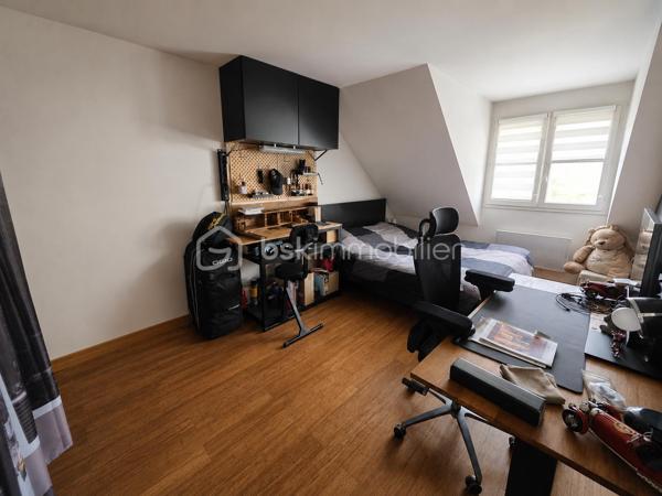 Située dans un environnement calme et recherché, à proximité des bords de Marne, du centre-ville et du collège, cette belle maison individuelle de 145,62 m² vous séduira par ses volumes généreux et son absence totale de vis-à-vis.

Au rez-de-chaussée, vous découvrirez une entrée, une cuisine ouverte sur un vaste double séjour lumineux de 47 m², ainsi qu'un WC indépendant.

L'étage offre un palier desservant 5 chambres, dont une suite parentale avec salle de bains et WC privatifs, une seconde salle de bains ainsi qu'un WC indépendant.

Implantée sur un terrain de 474 m², cette maison dispose également de deux grands garages, idéals pour plusieurs véhicules, du stockage ou un atelier.

Les + : environnement paisible, sans vis-à-vis, beaux volumes, 5 chambres, proximité immédiate des commodités et faibles charges d'ASL (16,66 €/mois).

Une maison rare sur le secteur, idéale pour une famille en quête d'espace et de qualité de vie.