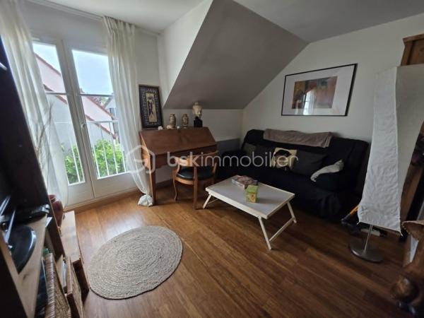 Située dans un environnement calme et recherché, à proximité des bords de Marne, du centre-ville et du collège, cette belle maison individuelle de 145,62 m² vous séduira par ses volumes généreux et son absence totale de vis-à-vis.

Au rez-de-chaussée, vous découvrirez une entrée, une cuisine ouverte sur un vaste double séjour lumineux de 47 m², ainsi qu'un WC indépendant.

L'étage offre un palier desservant 5 chambres, dont une suite parentale avec salle de bains et WC privatifs, une seconde salle de bains ainsi qu'un WC indépendant.

Implantée sur un terrain de 474 m², cette maison dispose également de deux grands garages, idéals pour plusieurs véhicules, du stockage ou un atelier.

Les + : environnement paisible, sans vis-à-vis, beaux volumes, 5 chambres, proximité immédiate des commodités et faibles charges d'ASL (16,66 €/mois).

Une maison rare sur le secteur, idéale pour une famille en quête d'espace et de qualité de vie.