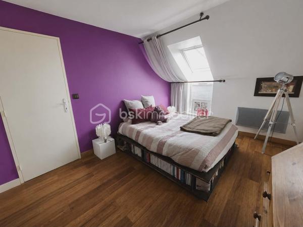 Située dans un environnement calme et recherché, à proximité des bords de Marne, du centre-ville et du collège, cette belle maison individuelle de 145,62 m² vous séduira par ses volumes généreux et son absence totale de vis-à-vis.

Au rez-de-chaussée, vous découvrirez une entrée, une cuisine ouverte sur un vaste double séjour lumineux de 47 m², ainsi qu'un WC indépendant.

L'étage offre un palier desservant 5 chambres, dont une suite parentale avec salle de bains et WC privatifs, une seconde salle de bains ainsi qu'un WC indépendant.

Implantée sur un terrain de 474 m², cette maison dispose également de deux grands garages, idéals pour plusieurs véhicules, du stockage ou un atelier.

Les + : environnement paisible, sans vis-à-vis, beaux volumes, 5 chambres, proximité immédiate des commodités et faibles charges d'ASL (16,66 €/mois).

Une maison rare sur le secteur, idéale pour une famille en quête d'espace et de qualité de vie.