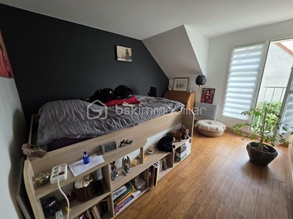 Située dans un environnement calme et recherché, à proximité des bords de Marne, du centre-ville et du collège, cette belle maison individuelle de 145,62 m² vous séduira par ses volumes généreux et son absence totale de vis-à-vis.

Au rez-de-chaussée, vous découvrirez une entrée, une cuisine ouverte sur un vaste double séjour lumineux de 47 m², ainsi qu'un WC indépendant.

L'étage offre un palier desservant 5 chambres, dont une suite parentale avec salle de bains et WC privatifs, une seconde salle de bains ainsi qu'un WC indépendant.

Implantée sur un terrain de 474 m², cette maison dispose également de deux grands garages, idéals pour plusieurs véhicules, du stockage ou un atelier.

Les + : environnement paisible, sans vis-à-vis, beaux volumes, 5 chambres, proximité immédiate des commodités et faibles charges d'ASL (16,66 €/mois).

Une maison rare sur le secteur, idéale pour une famille en quête d'espace et de qualité de vie.