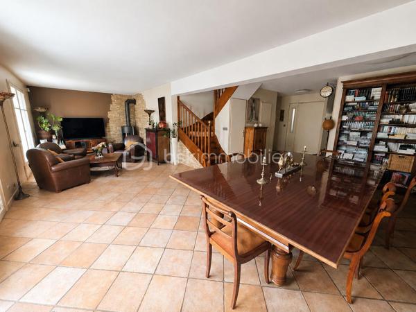 Située dans un environnement calme et recherché, à proximité des bords de Marne, du centre-ville et du collège, cette belle maison individuelle de 145,62 m² vous séduira par ses volumes généreux et son absence totale de vis-à-vis.

Au rez-de-chaussée, vous découvrirez une entrée, une cuisine ouverte sur un vaste double séjour lumineux de 47 m², ainsi qu'un WC indépendant.

L'étage offre un palier desservant 5 chambres, dont une suite parentale avec salle de bains et WC privatifs, une seconde salle de bains ainsi qu'un WC indépendant.

Implantée sur un terrain de 474 m², cette maison dispose également de deux grands garages, idéals pour plusieurs véhicules, du stockage ou un atelier.

Les + : environnement paisible, sans vis-à-vis, beaux volumes, 5 chambres, proximité immédiate des commodités et faibles charges d'ASL (16,66 €/mois).

Une maison rare sur le secteur, idéale pour une famille en quête d'espace et de qualité de vie.