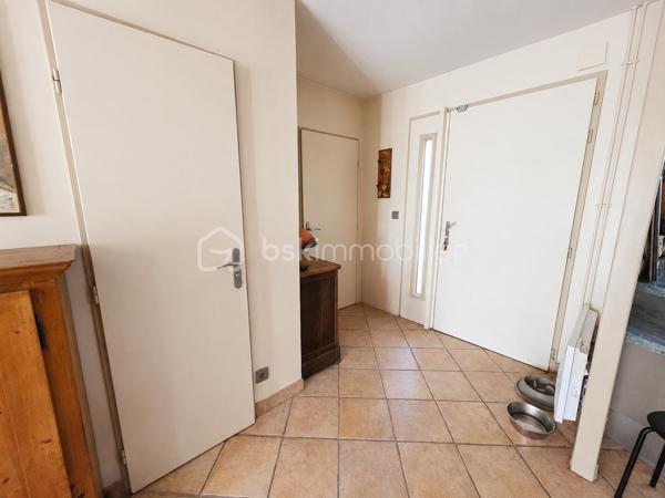 Située dans un environnement calme et recherché, à proximité des bords de Marne, du centre-ville et du collège, cette belle maison individuelle de 145,62 m² vous séduira par ses volumes généreux et son absence totale de vis-à-vis.

Au rez-de-chaussée, vous découvrirez une entrée, une cuisine ouverte sur un vaste double séjour lumineux de 47 m², ainsi qu'un WC indépendant.

L'étage offre un palier desservant 5 chambres, dont une suite parentale avec salle de bains et WC privatifs, une seconde salle de bains ainsi qu'un WC indépendant.

Implantée sur un terrain de 474 m², cette maison dispose également de deux grands garages, idéals pour plusieurs véhicules, du stockage ou un atelier.

Les + : environnement paisible, sans vis-à-vis, beaux volumes, 5 chambres, proximité immédiate des commodités et faibles charges d'ASL (16,66 €/mois).

Une maison rare sur le secteur, idéale pour une famille en quête d'espace et de qualité de vie.