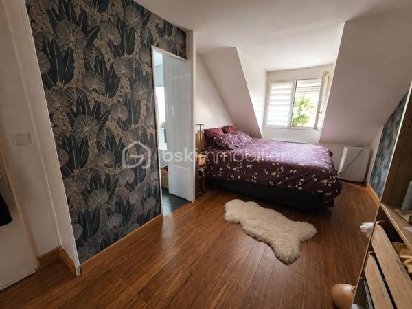Située dans un environnement calme et recherché, à proximité des bords de Marne, du centre-ville et du collège, cette belle maison individuelle de 145,62 m² vous séduira par ses volumes généreux et son absence totale de vis-à-vis.

Au rez-de-chaussée, vous découvrirez une entrée, une cuisine ouverte sur un vaste double séjour lumineux de 47 m², ainsi qu'un WC indépendant.

L'étage offre un palier desservant 5 chambres, dont une suite parentale avec salle de bains et WC privatifs, une seconde salle de bains ainsi qu'un WC indépendant.

Implantée sur un terrain de 474 m², cette maison dispose également de deux grands garages, idéals pour plusieurs véhicules, du stockage ou un atelier.

Les + : environnement paisible, sans vis-à-vis, beaux volumes, 5 chambres, proximité immédiate des commodités et faibles charges d'ASL (16,66 €/mois).

Une maison rare sur le secteur, idéale pour une famille en quête d'espace et de qualité de vie.