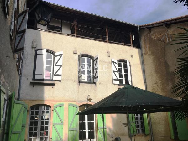 Maison de ville de 403 m² à vendre en plein coeur de Mirande