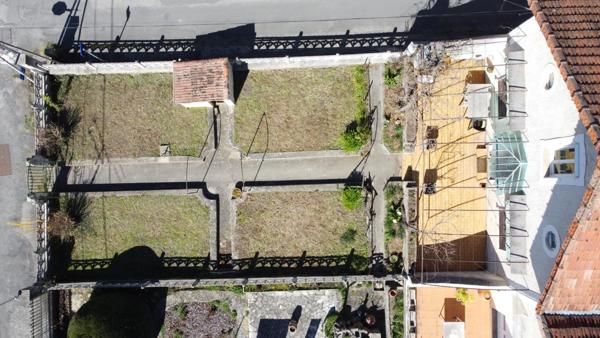 Maison T6 d'environ 140m² à rénover, avec terrasse, grand garage et jardin d'environ 150m², exposée plein sud