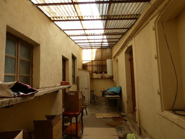 Maison T6 d'environ 140m² à rénover, avec terrasse, grand garage et jardin d'environ 150m², exposée plein sud