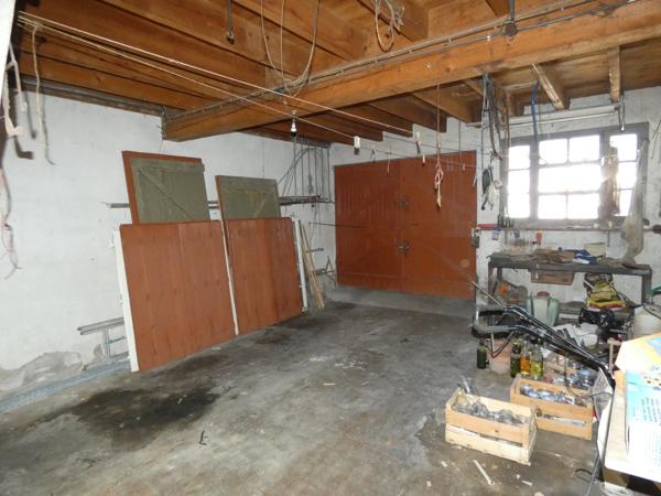 Maison T6 d'environ 140m² à rénover, avec terrasse, grand garage et jardin d'environ 150m², exposée plein sud