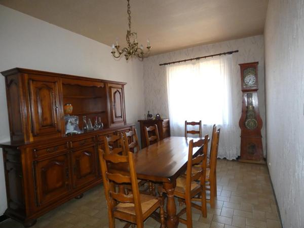 Maison T6 d'environ 140m² à rénover, avec terrasse, grand garage et jardin d'environ 150m², exposée plein sud