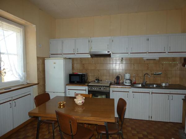 Maison T6 d'environ 140m² à rénover, avec terrasse, grand garage et jardin d'environ 150m², exposée plein sud