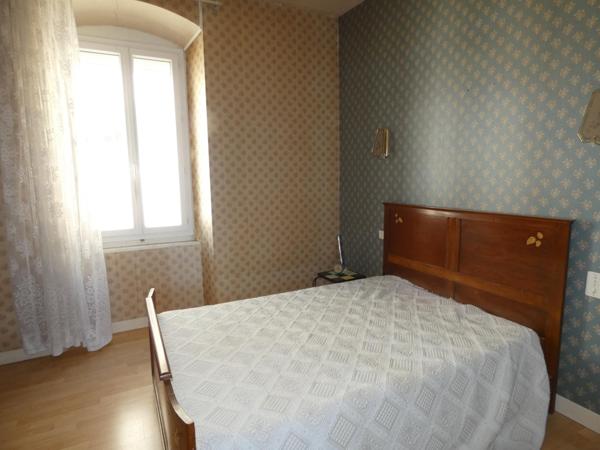 Maison T6 d'environ 140m² à rénover, avec terrasse, grand garage et jardin d'environ 150m², exposée plein sud