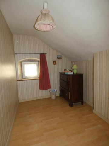 Maison T6 d'environ 140m² à rénover, avec terrasse, grand garage et jardin d'environ 150m², exposée plein sud