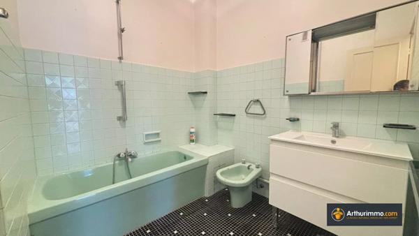 Vente                                                      Appartement
                        
                     3 pièces                      81 m2                     à Nice