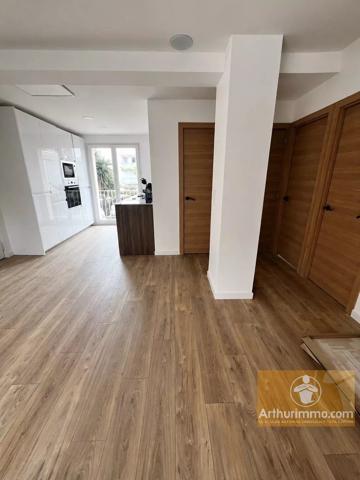 Vente                                                      Appartement
                        
                     3 pièces                      62 m2                     à Sète